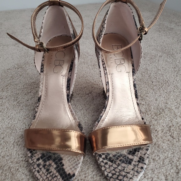 BCBG Snakeskin and metallic wedge heels - Picture 2 of 2